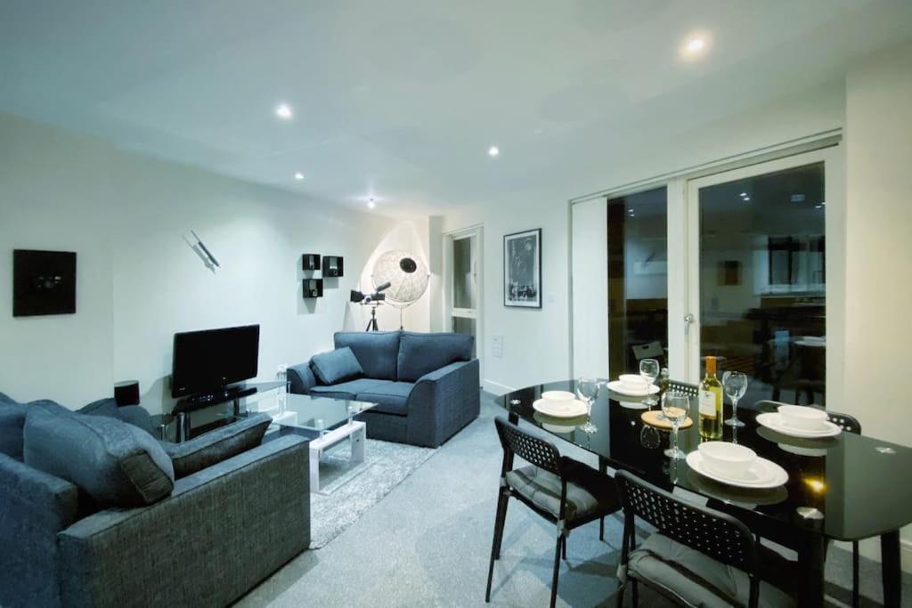 Two Bedroom Luxury Apt With Film Style Swansea Exterior foto