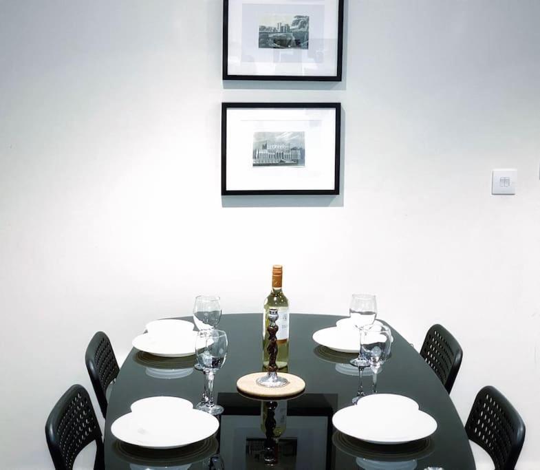 Two Bedroom Luxury Apt With Film Style Swansea Exterior foto