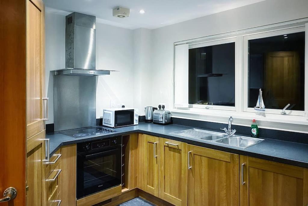 Two Bedroom Luxury Apt With Film Style Swansea Exterior foto